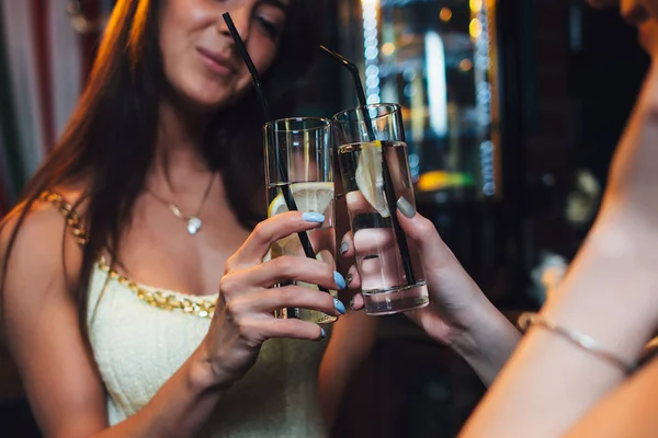 在酒吧举行的派对上，几位女性朋友举杯敬酒的特写镜头 — 图库照片