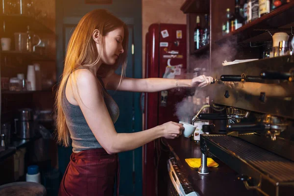 Menina de gengibre elegante fazendo café usando uma máquina de café profissional na casa de café Fotos De Bancos De Imagens Sem Royalties