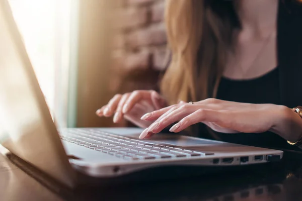 Gros plan des mains féminines tapant sur le clavier de l'ordinateur portable — Photo
