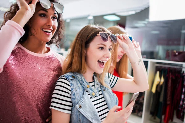 Plan grand angle de jeunes amies élégantes portant des lunettes de soleil et des vêtements tendance s'amusant dans le centre commercial — Photo