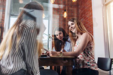 Oturma ve çalışma odası atış pencereden kulaniyi kendi neşeli kız.