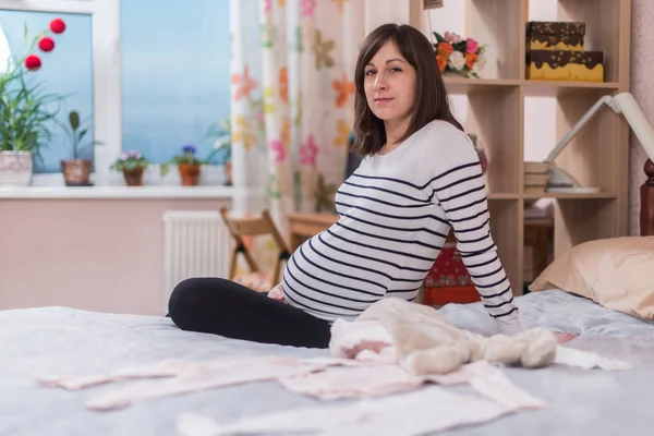 Mulher grávida que embala mala para maternidade em casa. — Fotografia de Stock