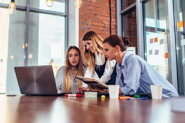 Team van jonge vrouwelijke ondernemers hebben online conferentie een laptop gebruiken in office — Stockfoto