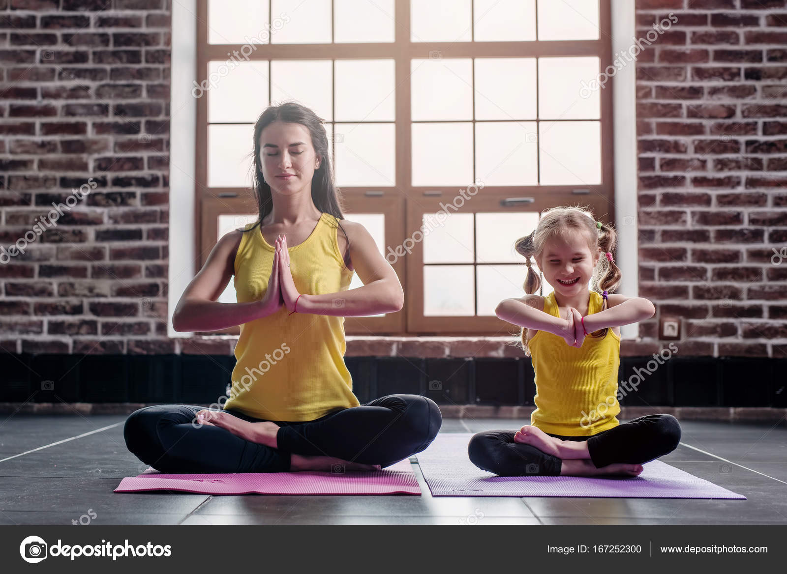 йога мама и ребенок. мама занимается с малышом. йога фотосессия. йога для детей. спорт занятия дети и мама.