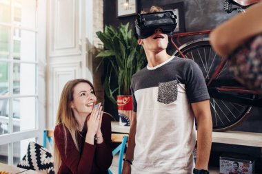 Duygusal gençler 3d film izlemek ya da evde takılmayı oyun VR kulaklık kullanarak
