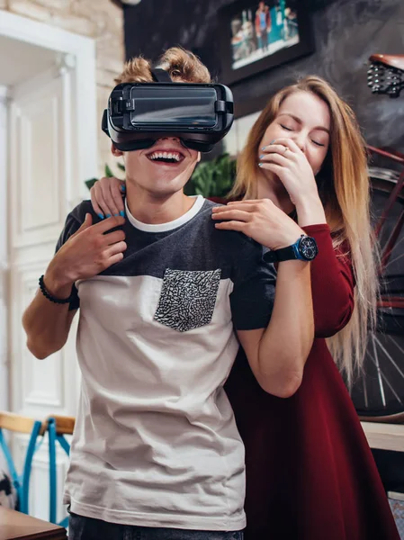 Sevgiliyi yeni vr 3d vizyon kulaklık harcama zaman evde gülüyor eğleniyor birlikte test