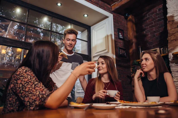 Jovens fazendo uma pausa para o café relaxando e discutindo — Fotografia de Stock