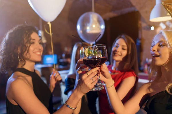 Grupa wspaniały kaukaski młodych dziewcząt w eleganckie suknie, uśmiechnięty, picie wina opiekania obchodzi urodziny w kawiarni — Zdjęcie stockowe