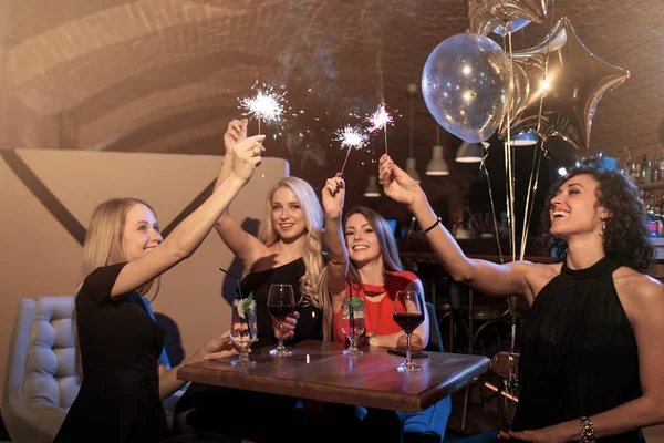 Mutlu gülümseyen kız parlayan maytap tutan yeni yıl kutlama elbiseler