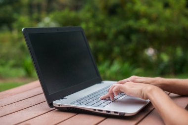 Genç gülümseyen öğrenci yaz park içinde laptop üzerinde arkadaşlarınızla sohbet güzel.