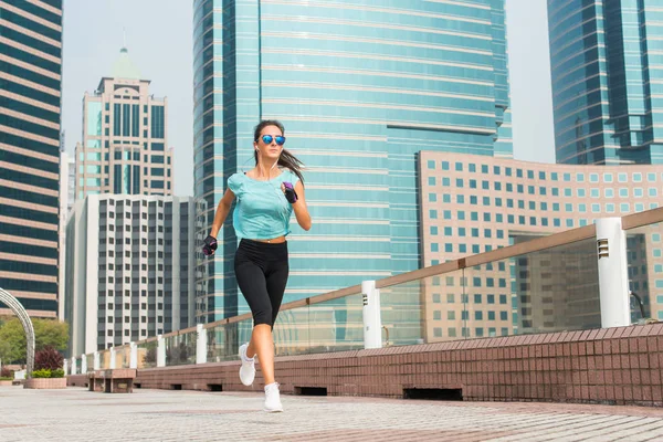 Attraente giovane donna sportiva che corre sul marciapiede — Foto Stock