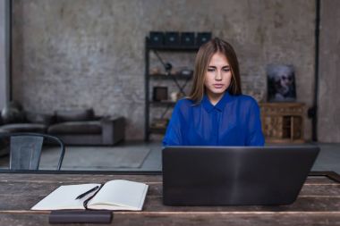 Onu laptop sohbet gülümseyen bir öğrenci kız önden görünümü