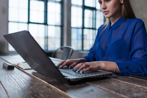 Ořízne obraz mladé zaměstnankyně pracující na projektu zadáním textu na laptop uvnitř — Stock fotografie