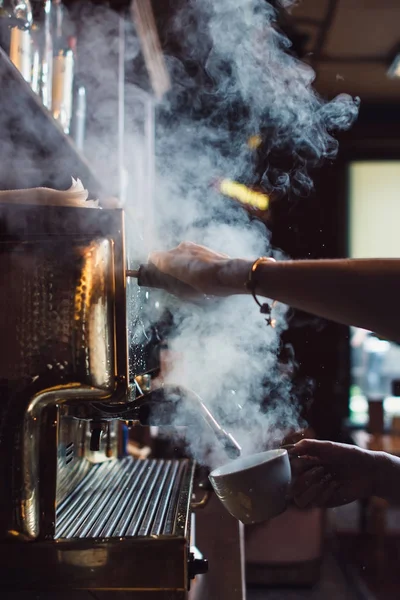 Imagen de cerca de barista femenina usando máquina de café para cocinar leche al vapor en la cafetería —  Fotos de Stock