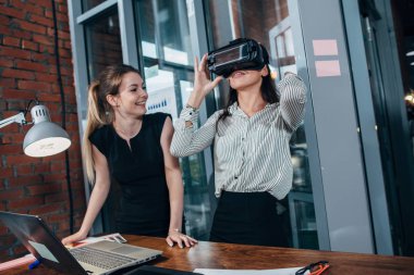 İki kadın uygulama geliştiricileri Vr kulaklık daimi modern ofis için tasarlanmış yeni bir app test
