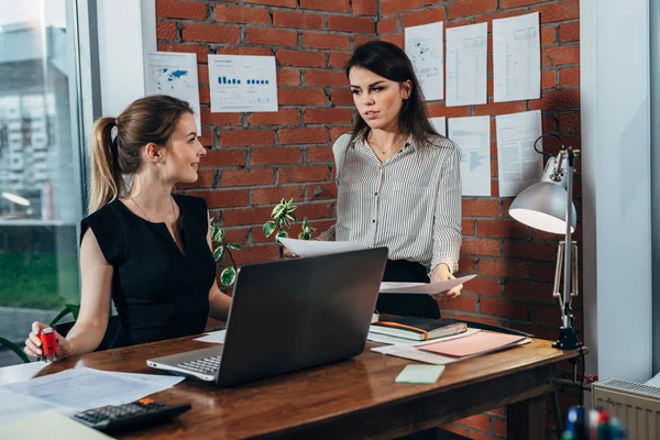 Young personal assistant discussing plans with boss in her office — Stock Photo, Image