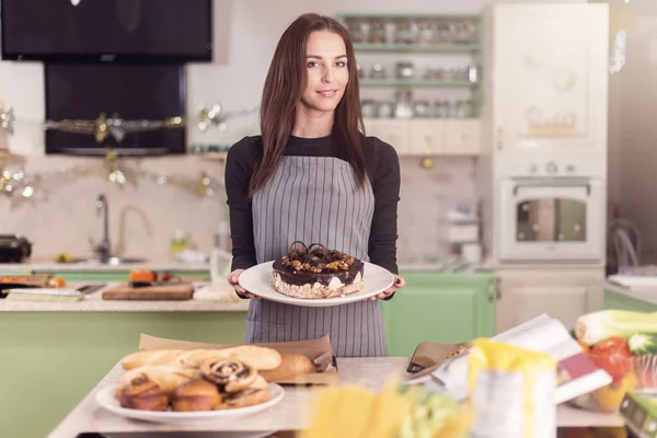 Kek, kurabiye ve diğer pasta fırında yapılan gösterilen sevimli beyaz kadın baker — Stok fotoğraf