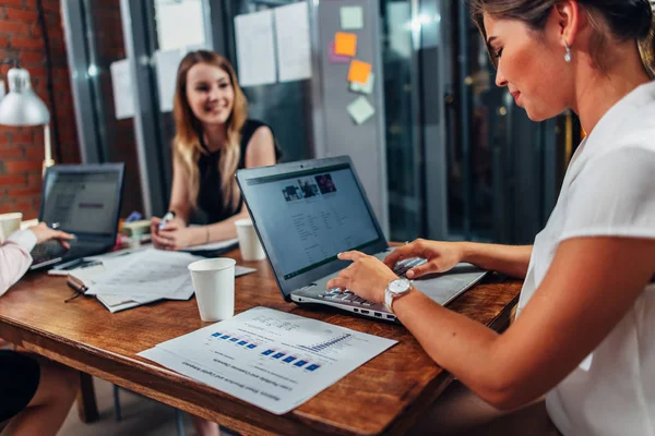 Zakelijke partners met een bijeenkomst zit aan bureau met laptops in vergaderruimte — Stockfoto