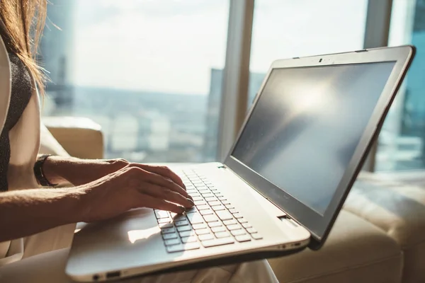 Närbild av kvinnlig copywriter arbetar på bärbar dator sitter i moderna kontor — Stockfoto