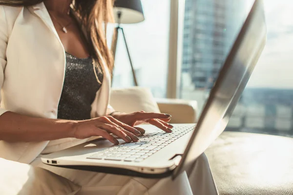 近代的なオフィスにノート パソコンのキーボードで入力する女性の手のクローズ アップ画像 — ストック写真