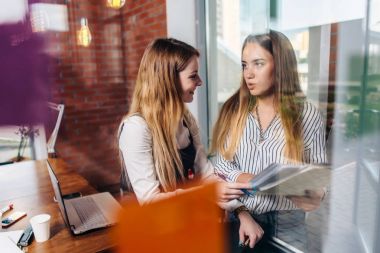 Kız öğrencilerin sınıfta ayakta. Pencereden ateş A.