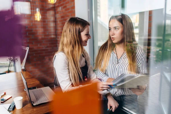 Kvinnliga studenter står i klassrummet. A skott genom fönster. — Stockfoto