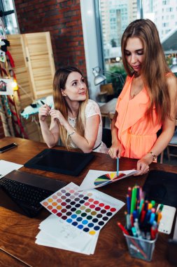 İki arkadaşları yaratıcı fikirler yeni tasarımlar modern Studio tartışırken paylaşımı