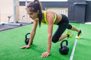 abs ve bacaklar spor salonunda fitness egzersizleri yapıyor genç uygun kadın portresi