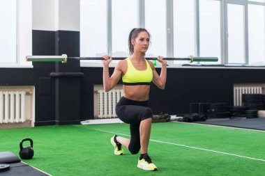 atletik kadının yapması ile halter, lunges bacaklar ve glute kasları çalışma