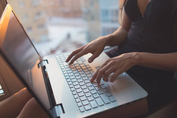 Feminino usando laptop em casa mulheres mãos no computador notebook . — Fotografia de Stock