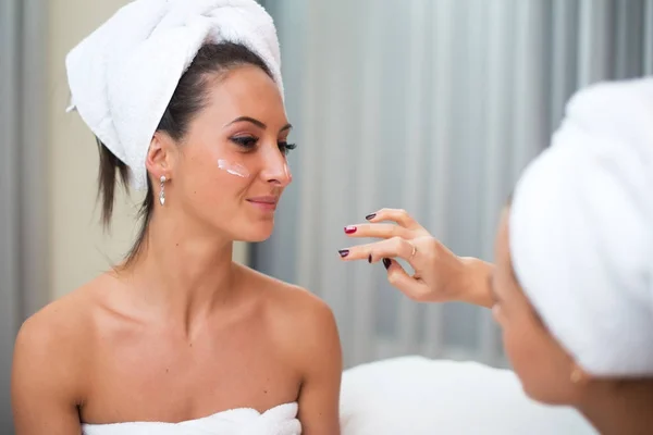 Casa spa beleza pura pele limpa cuidados mulheres aplicando máscara caseira facial — Fotografia de Stock