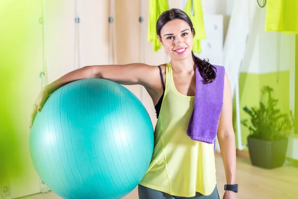 Frau hält nach Pilates-Training fitten Ball in Ruhe. — Stockfoto