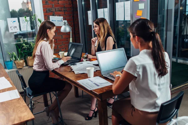 Equipo de mujeres gerentes discutiendo estrategia de negocio durante la sesión informativa en la oficina — Foto de Stock