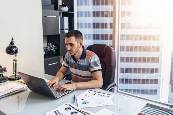 Zakenman die op laptop zitten aan de balie in kantoor werkt — Stockfoto