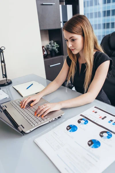 Mujer trabajando con documentos sentada en el escritorio en la oficina — Foto de Stock