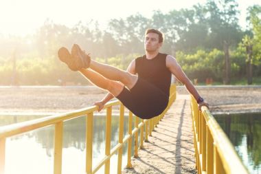 Fitness adam egzersiz. Isınma ve egzersiz runner.