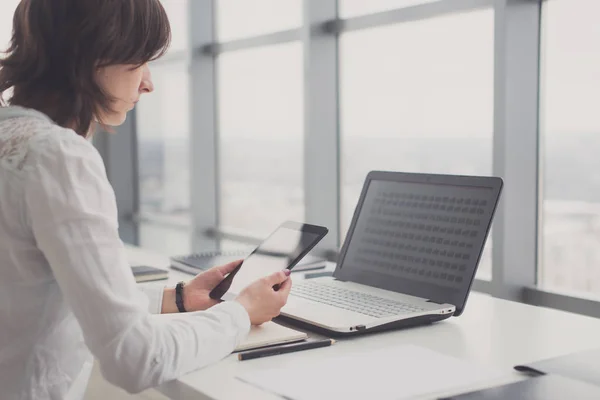 Unga kvinnor som använder digitala tablett på kontoret — Stockfoto