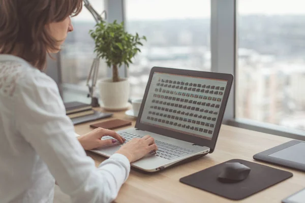 Trabalhando com uma mulher de laptop escrevendo um blog. Mãos femininas no teclado . — Fotografia de Stock