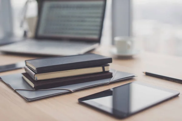 Oficina de trabajo con portátil y mesa de madera . —  Fotos de Stock