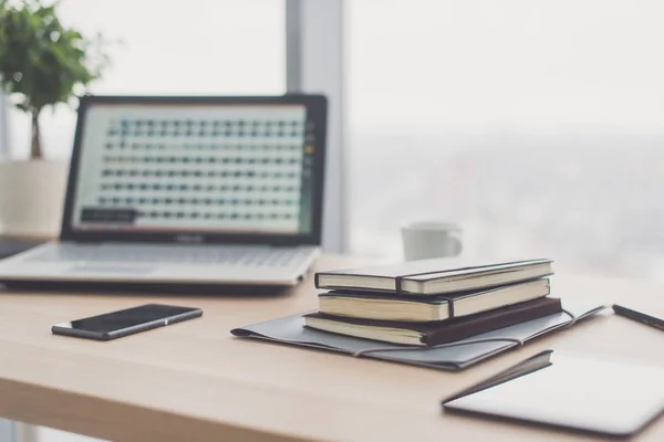 Documentos sobre mesa de oficina con bolígrafo y tableta digital como concepto de negocio del espacio de trabajo . — Foto de Stock