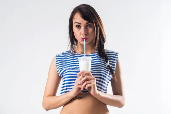 Junge brünette model posiert trinken cocktail studio erschossen auf weißem hintergrund, nicht isoliert — Stockfoto