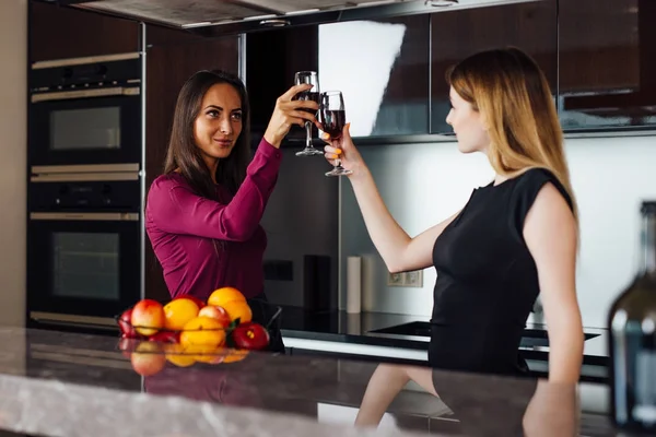 Dos felices socios de negocios levantando copas de vino proponiendo un brindis por una exitosa cooperación mutua —  Fotos de Stock