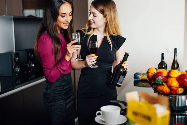 Zwei Freundinnen holen beim Weintrinken zu Hause auf — Stockfoto
