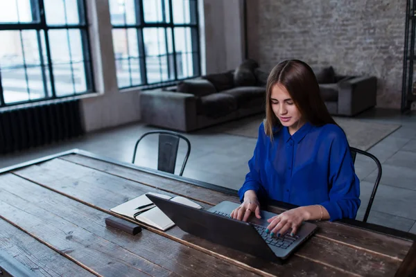 Framsida av en leende student tjej chattar på hennes laptop — Stockfoto