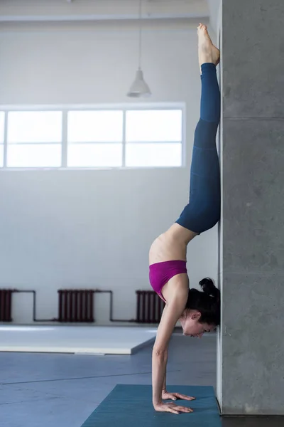 Yoga girl gör handstående med backbend öva i gymmet — Stockfoto