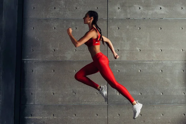 Kobieta robi cardio trening sprawny widok z boku. — Zdjęcie stockowe