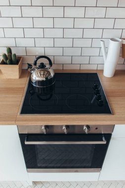 Elektrikli fırın Modern yeni ışık iç mutfak.