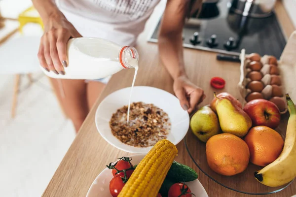 Frau kocht Frühstück in der Küche. — Stockfoto