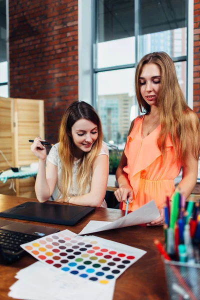 Kreativní žena s designérem spolupracuje se zákazníkem ve své kanceláři, výběr barvy pro nový design pomocí barevné grafy — Stock fotografie