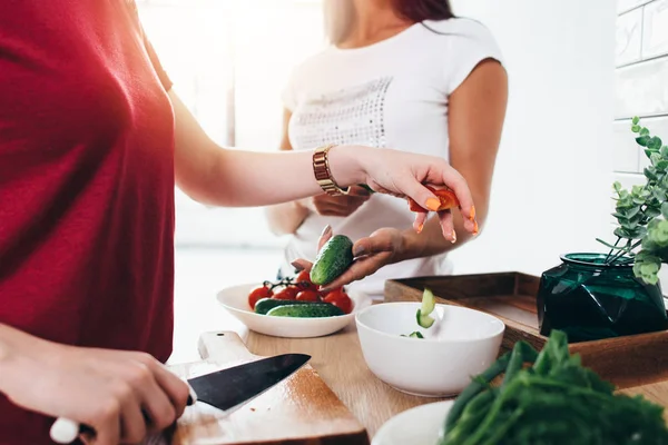 Kvinnor matlagning sallad. Sunda matvanor. Laga mat. — Stockfoto